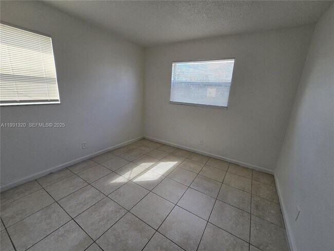 Building Photo - 401 SW 13th Pl