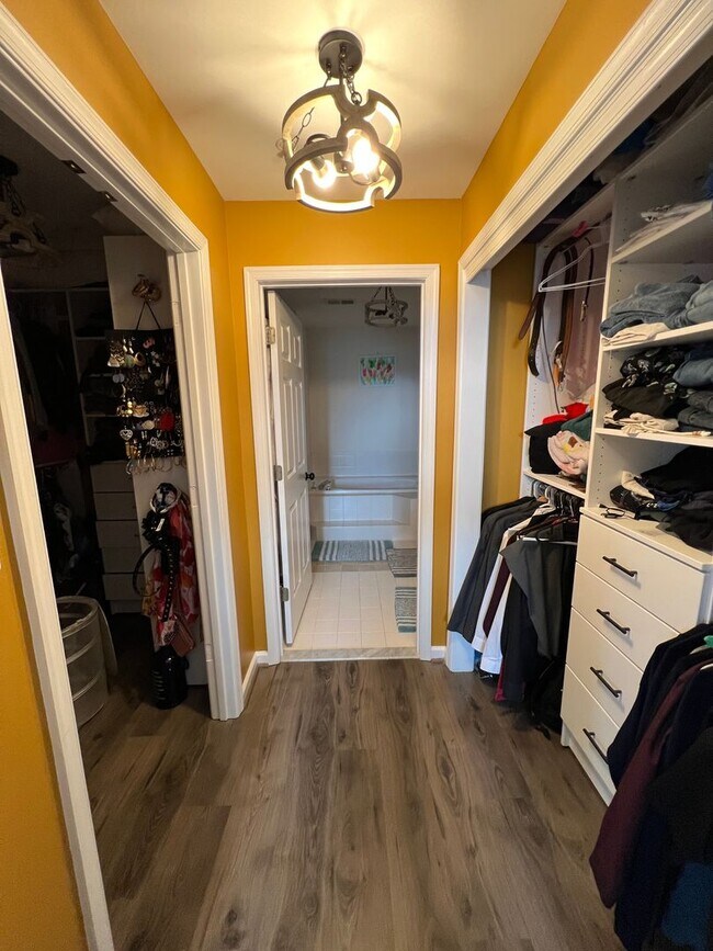 Building Photo - Stunning 2 bedroom and 3 Bathroom Townhome Style Condo / w Pool