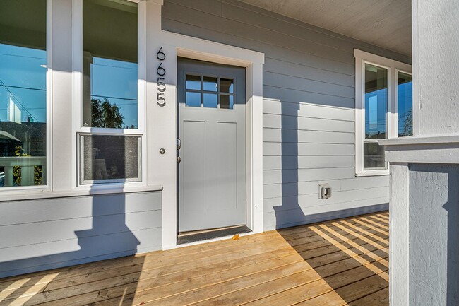 Building Photo - Gorgeous new South Tabor home near Mt Tabo...