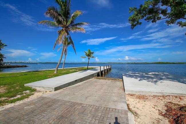 Building Photo - 6 SE Marlin Ave