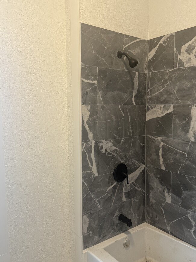 Building Photo - 1030 E 13th St