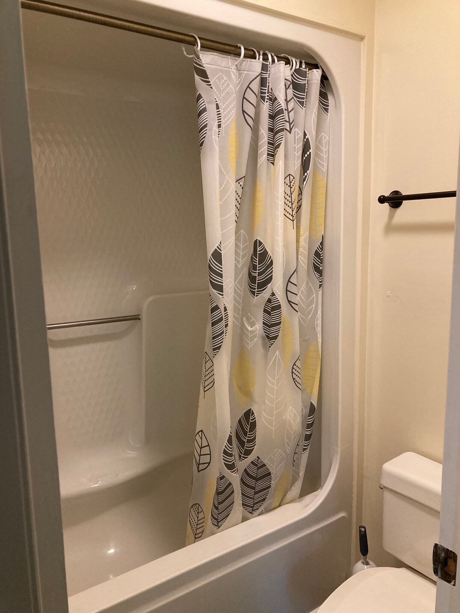 Bedroom 2 - en suite bathroom with tub shower - 185 Eagle Peak Cir