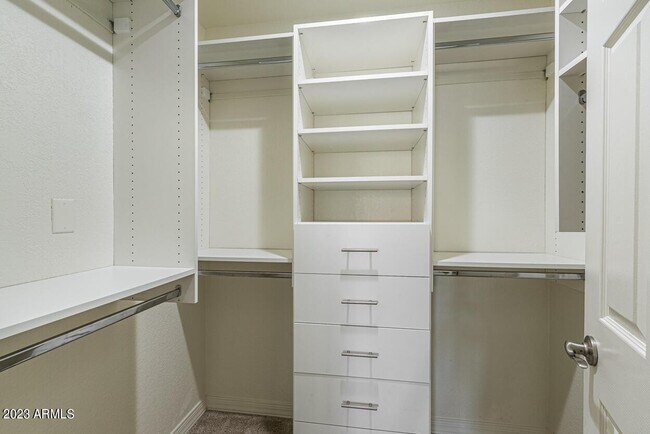 Building Photo - 9708 E Vía Linda