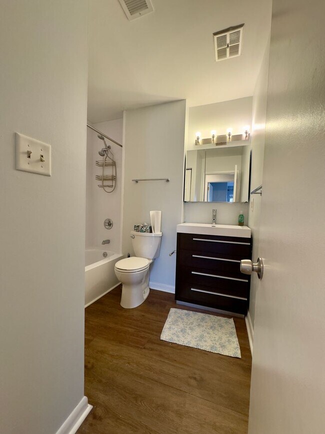 Building Photo - Charming 2 Bedroom/1 Bathroom Apartment in Mt Washington, MD!