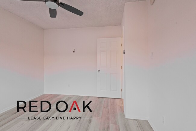 Building Photo - Cheerful Top Floor One Bedroom with Lots o...