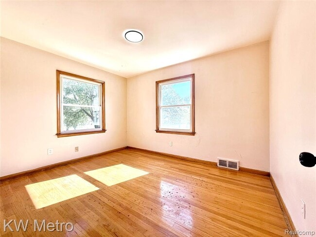 Building Photo - 2182 Vernier Rd