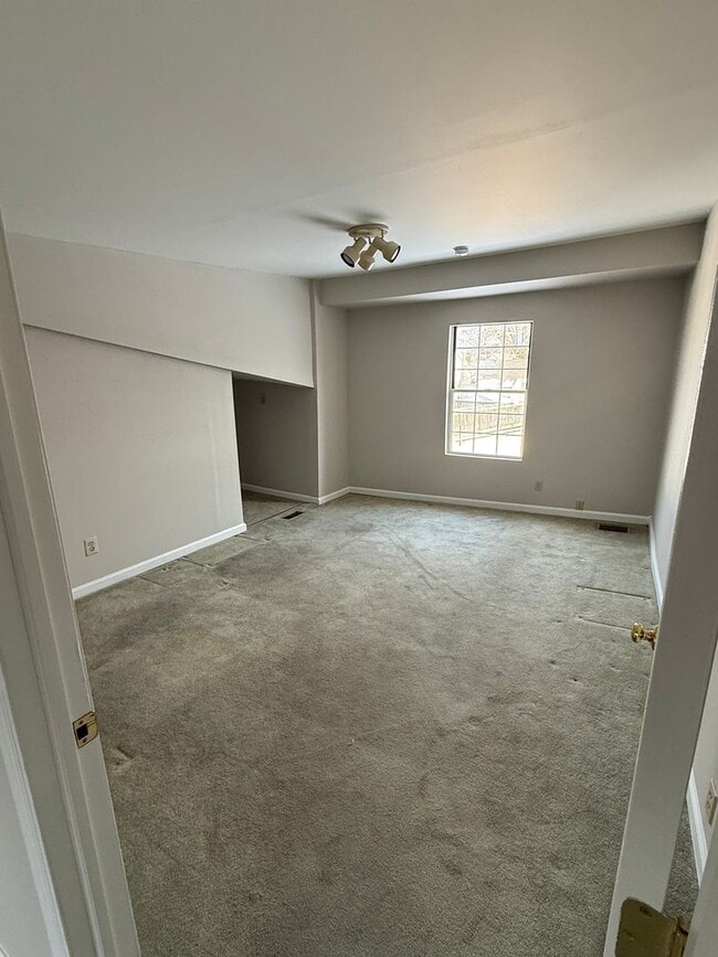 Building Photo - 2/3 Bedroom, 1 Bath Two Story Mill Street Apartment