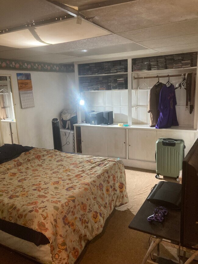 Full size bed/clothing unit bed room - 764 Lenore Ln