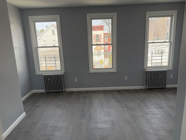 Building Photo - 419 4th St