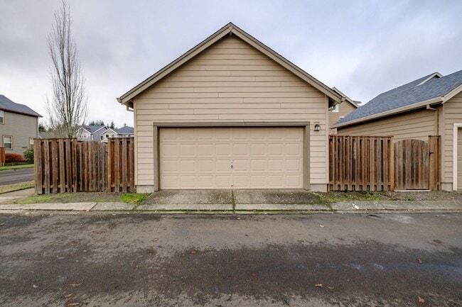 Building Photo - 4-Bedroom Home in NW Albany