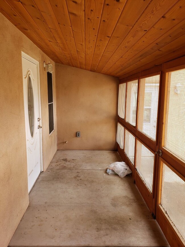 Building Photo - 1016 W 14th St