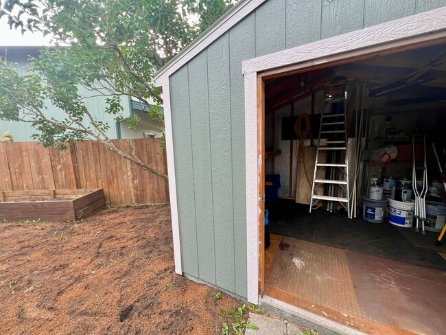 Building Photo - Well Maintained 3BD - Yard Maint. Included