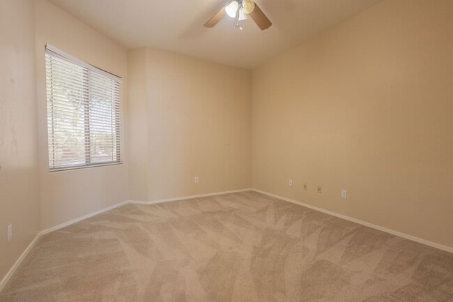 Building Photo - 3 Bedrooms 2 Bathrooms