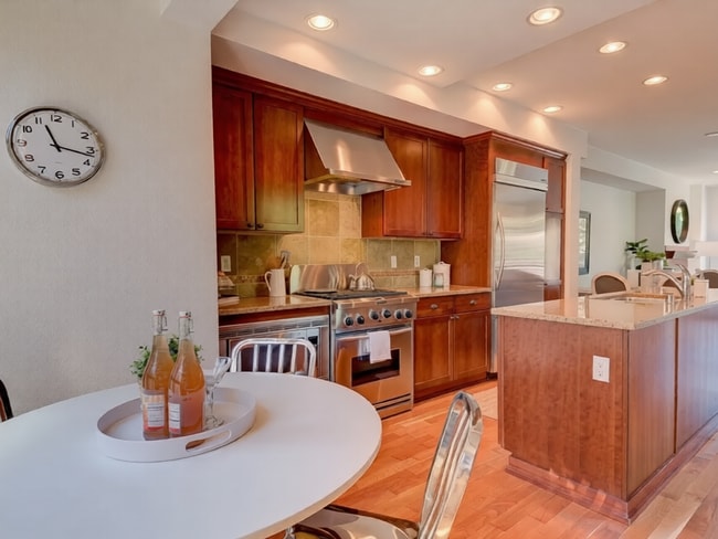 Building Photo - 722 Nob Hill Ave N