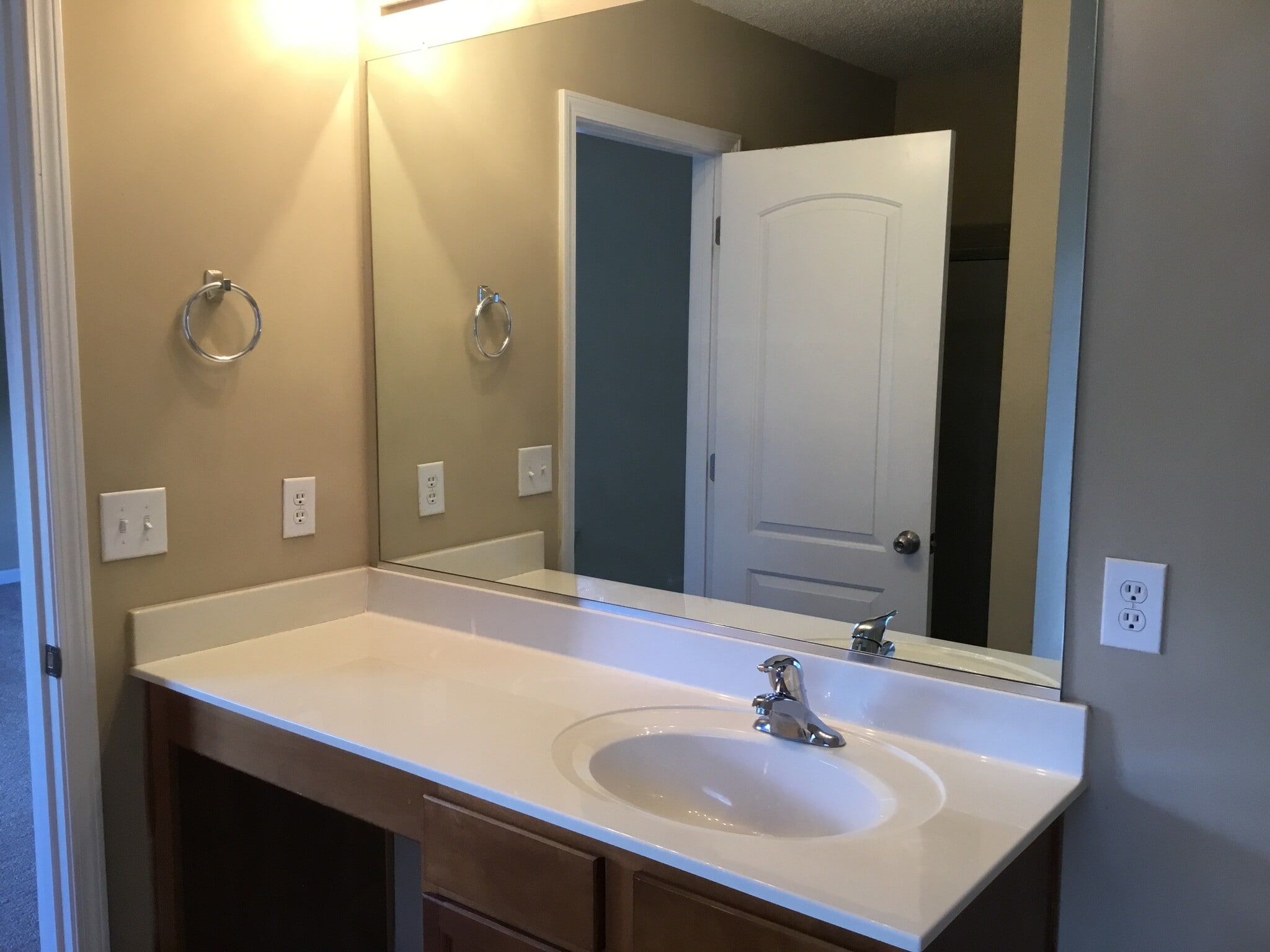 Building Photo - 6004 Glen Way Dr