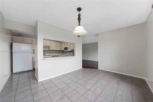 Building Photo - 9491 Evergreen Pl