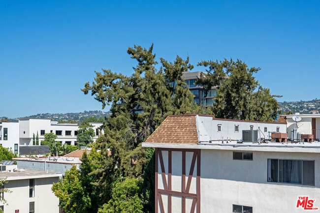 Building Photo - 122 N Clark Dr