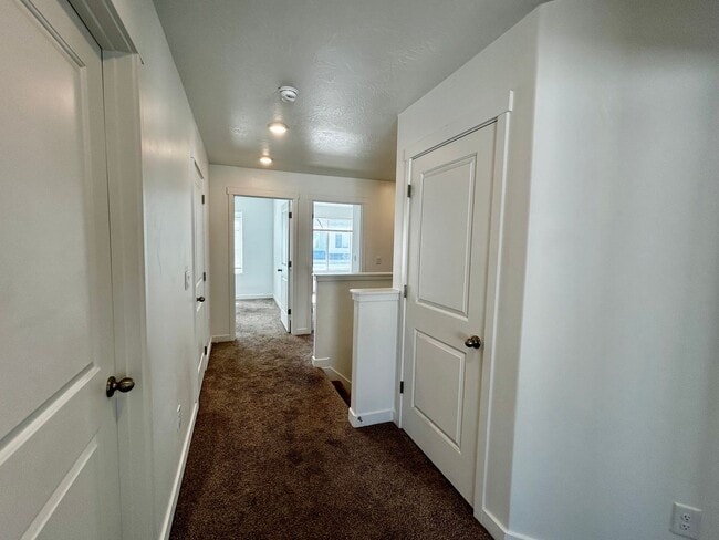 Building Photo - Comfortable and Spacious 4-Bedroom Townhome in Cedar City!