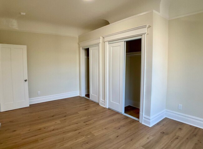 Building Photo - BEAUTIFUL RENOVATION! 4BR/3BA. In Unit Laundry! Dishwasher! Bay Windows!