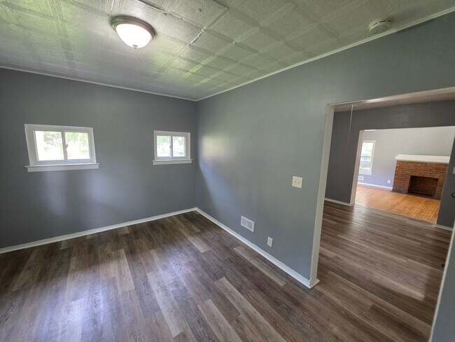 Building Photo - Large Single Family House Available Now 3 to 4 Beds 1.5 Bath over 2000 SQ FT
