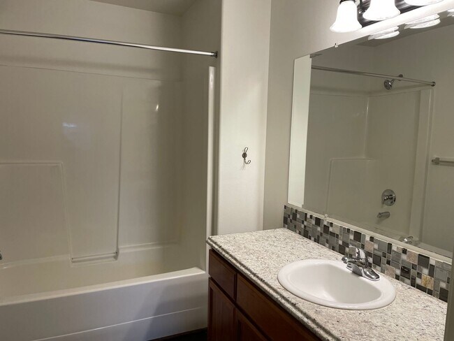 Building Photo - Custom Townhome in Camas School District! Stainless Steel Appliances and A/C!