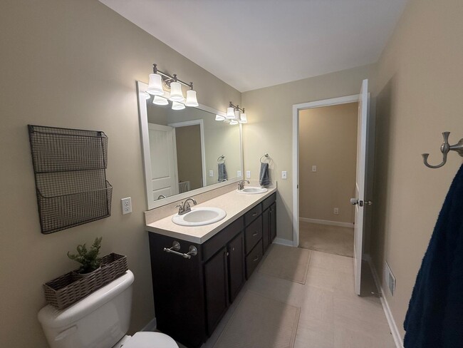 Building Photo - Welcome Home –  Beautiful 5 Bed/4 bath in ...