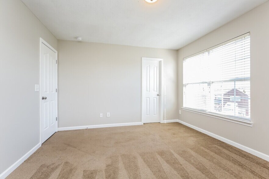 Building Photo - 172 Lyndhurst Dr