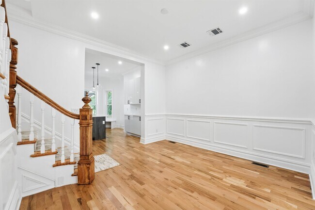 Building Photo - 52 Brinkerhoff St