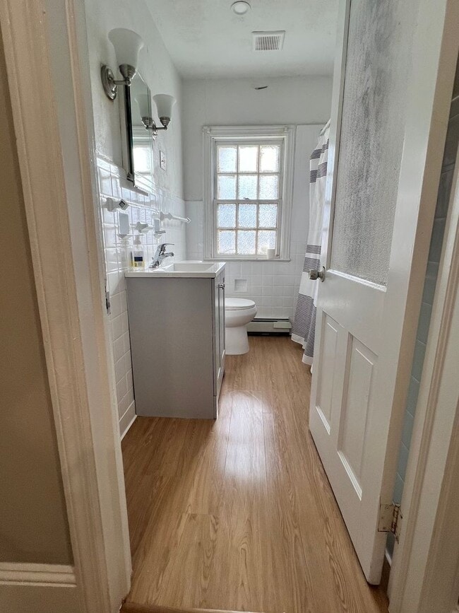 Building Photo - Pennington Rd, Ewing, NJ – 6BR / 2BA. Large single-family home near TCNJ with spacious driveway