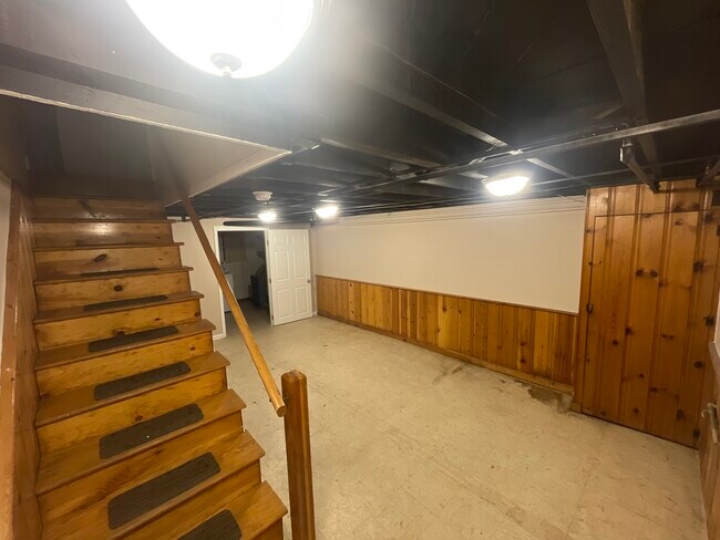 Building Photo - 906 Pine Heights Ave