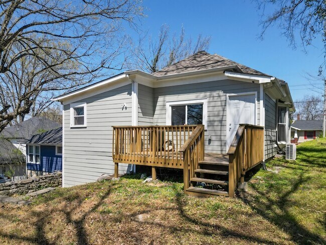 Building Photo - 1906 Vine St