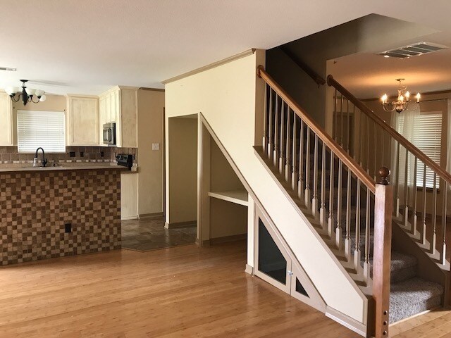 Building Photo - HUGE home in Red Oak!!