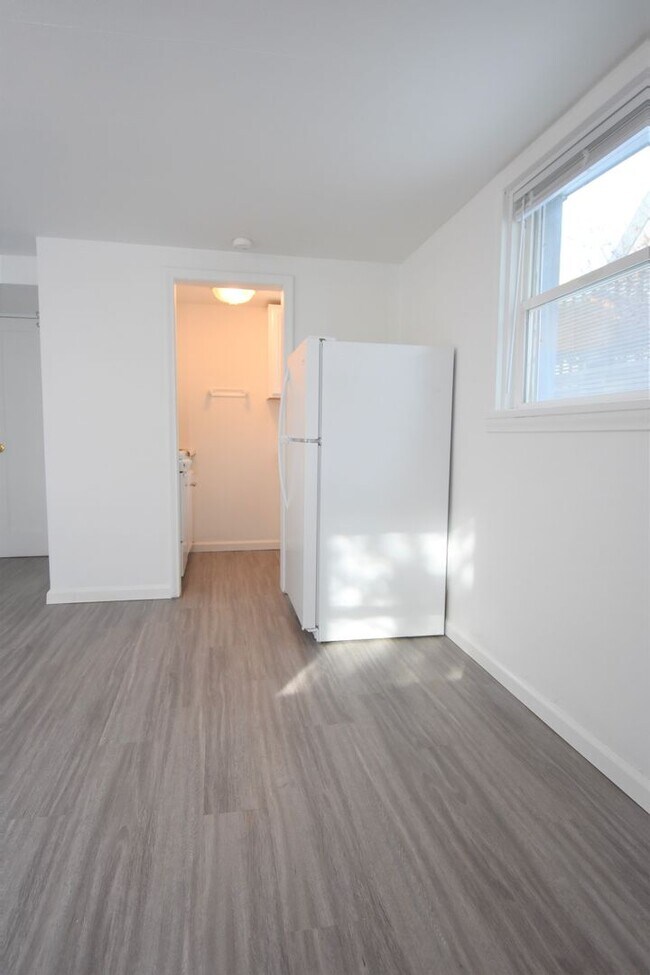 Building Photo - Great location, two blocks south of downto...