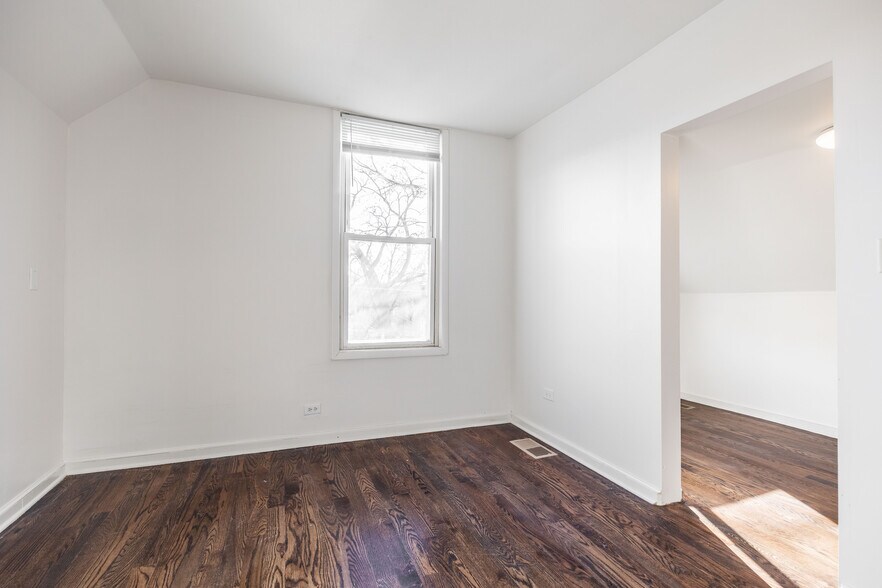 Building Photo - 3135 N Oakley Ave