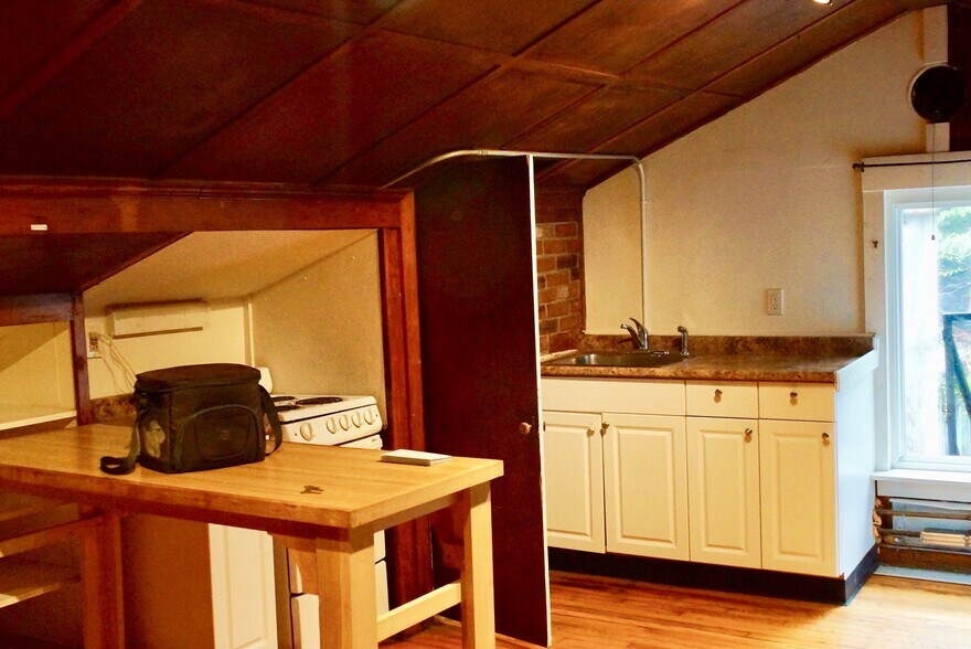 Building Photo - 1150 Chapel St