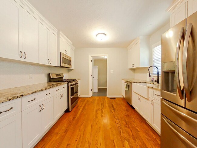 Building Photo - 1117 Eisenhower Dr