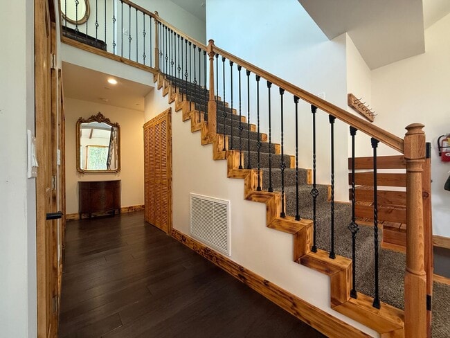 Building Photo - Stunning 4-Bedroom Home with Amazing Views...