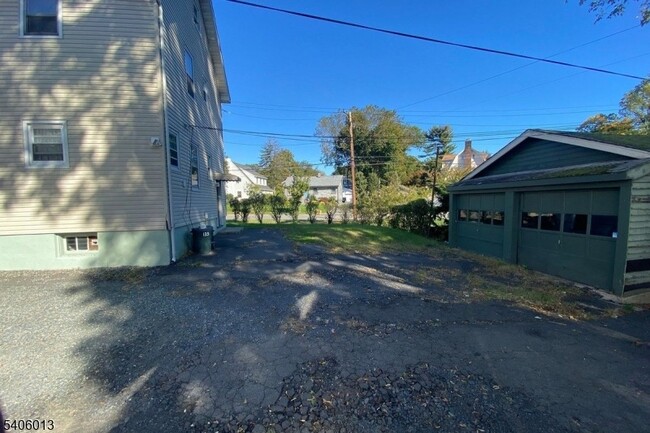 Building Photo - 133 Willowdale Ave