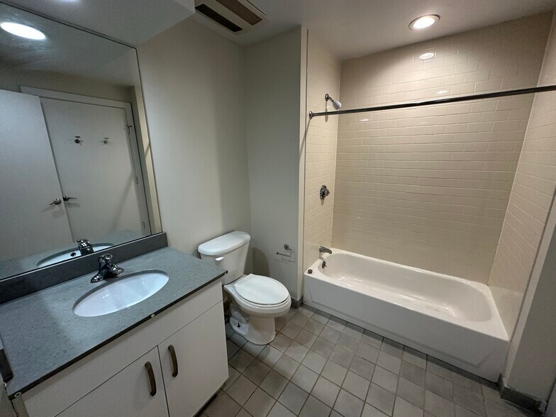 Building Photo - 609 Albany St