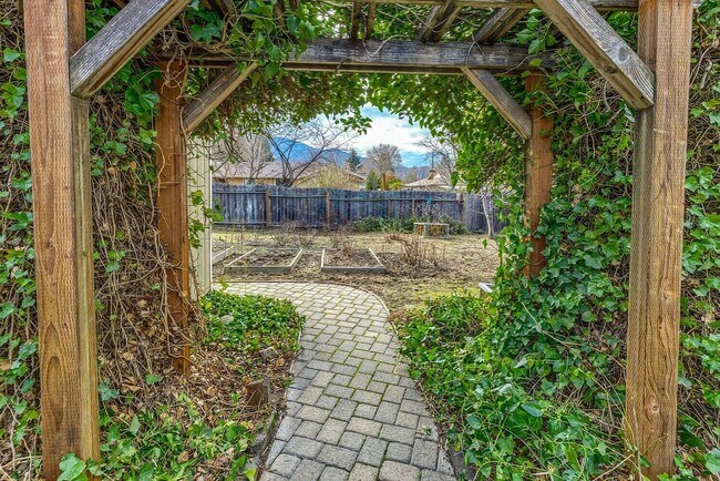 Building Photo - Beautiful home on large, landscaped flag lot - Available Now