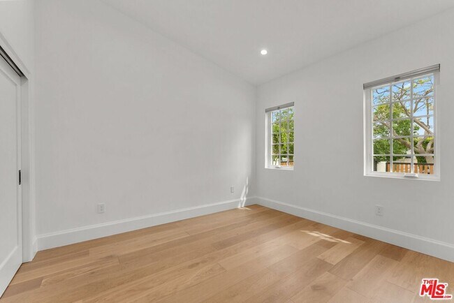 Building Photo - 9005 Rosewood Ave