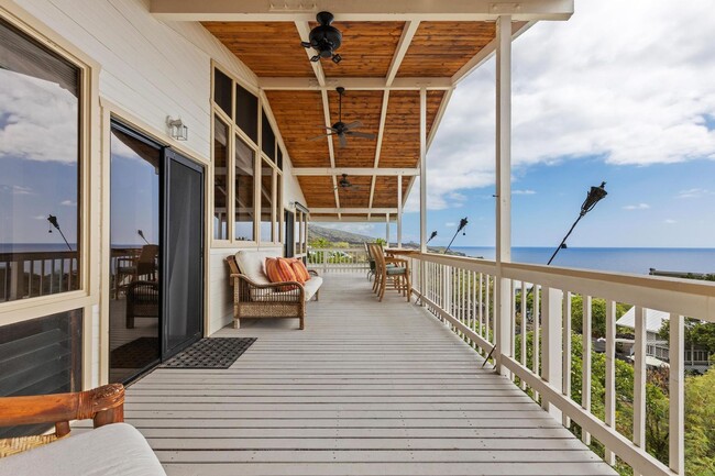 Building Photo - Captain Cook Home – 3 Bed, 2 Bath + Bonus Room! Fully Furnished with Solar Power