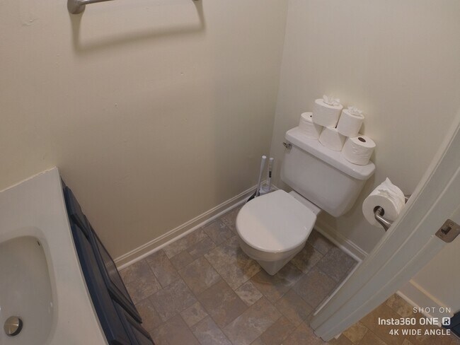 1/2 bath - 3137 Josephine St