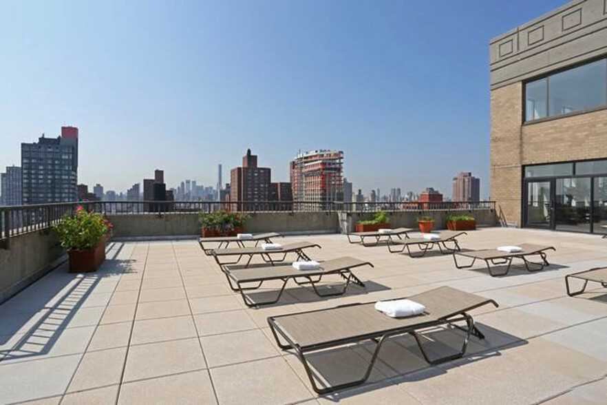 Building Photo - 225 E 95th St