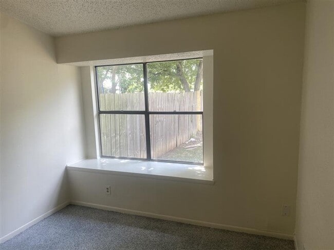 Building Photo - GREAT 2/2/1 DUPLEX