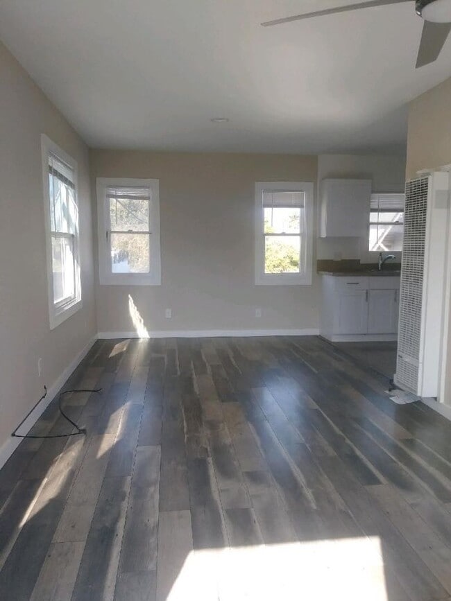 Building Photo - 219 W 7th St