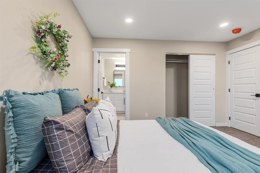 Building Photo - 2506-2508 Castle Pines Dr