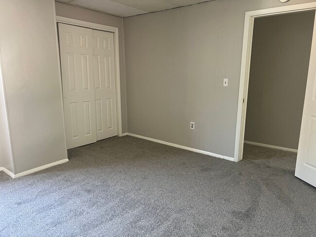 Building Photo - Large 4 bedroom 2 bath home with fenced in...