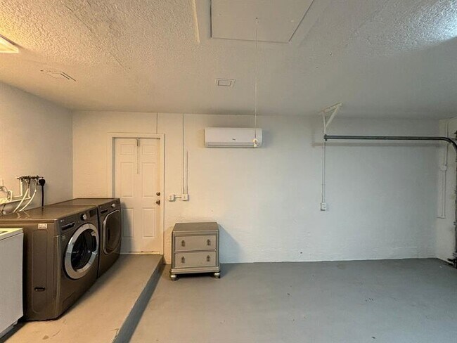 Building Photo - 5370 NW 29th Ct