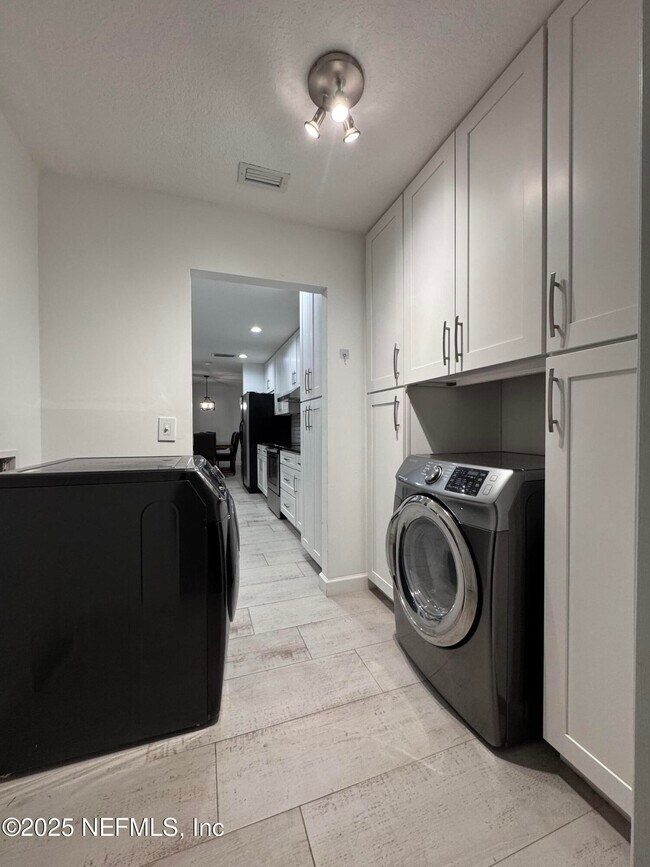 Building Photo - 7335 Floral Ridge Dr